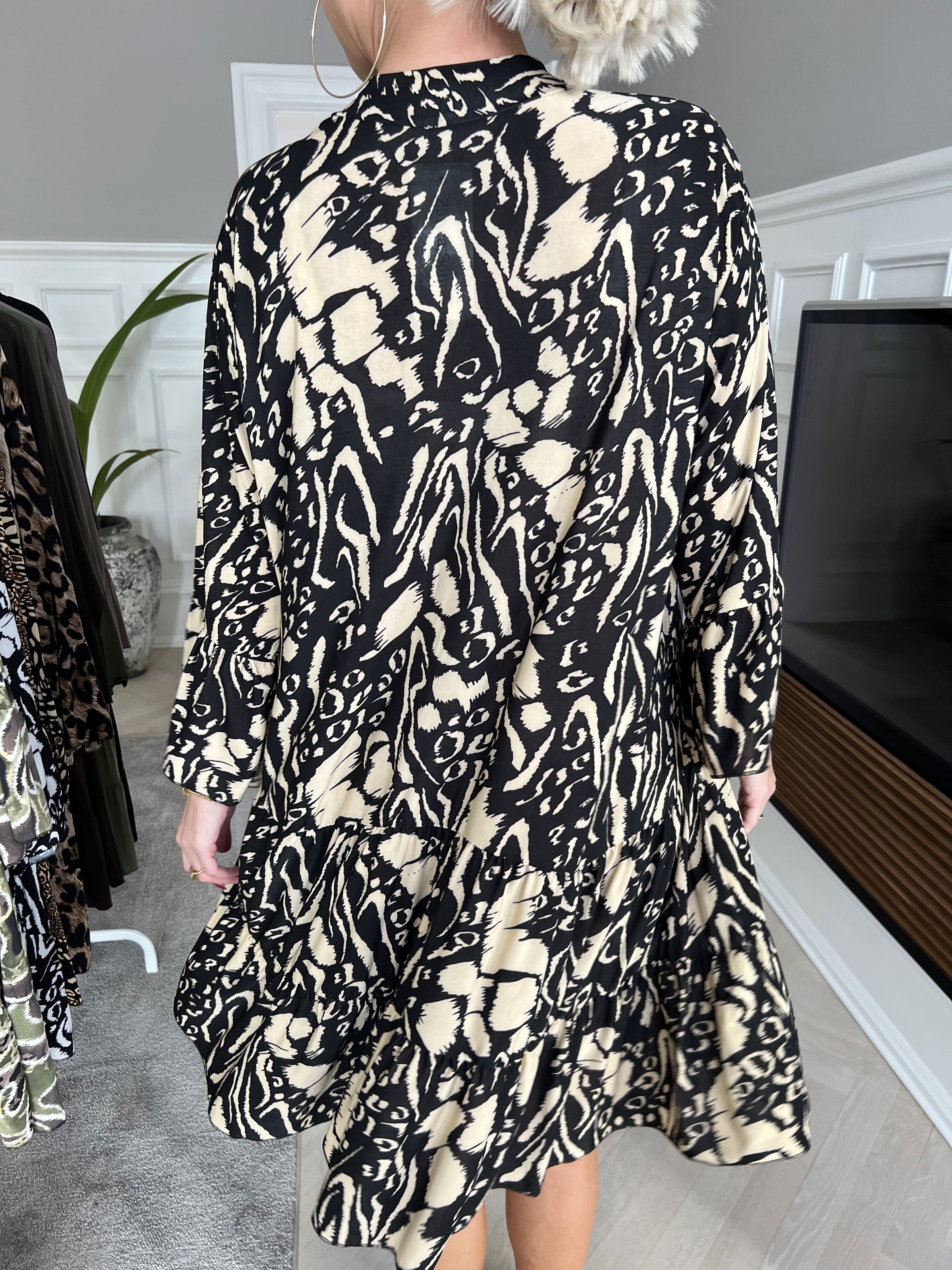 Pauline Pattern - Klänning med v-ringning och liten volangkjol